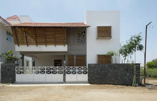 Living Around The Courtyard